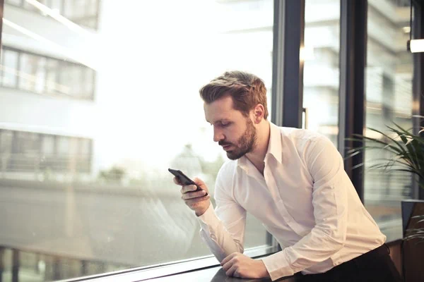 homme sur téléphone