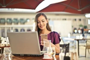 femme sur téléphone